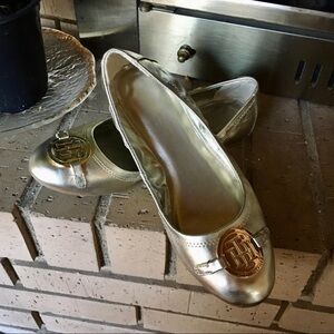 Size 8 TOMMY HILFIGER gold shimmer buckle flat